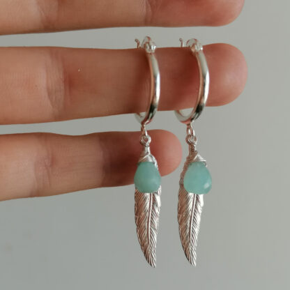 Aros Argolla Bisagra con plumas y  gotas de Amazonita
