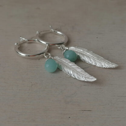Aros Argolla Bisagra con plumas y  gotas de Amazonita - Imagen 2
