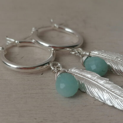 Aros Argolla Bisagra con plumas y  gotas de Amazonita - Imagen 3