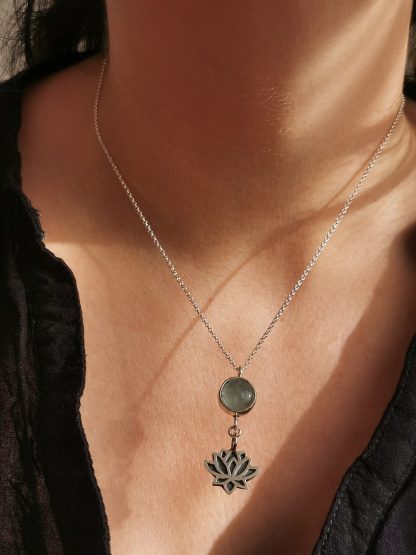 Collar Flor de Loto con Fluorita